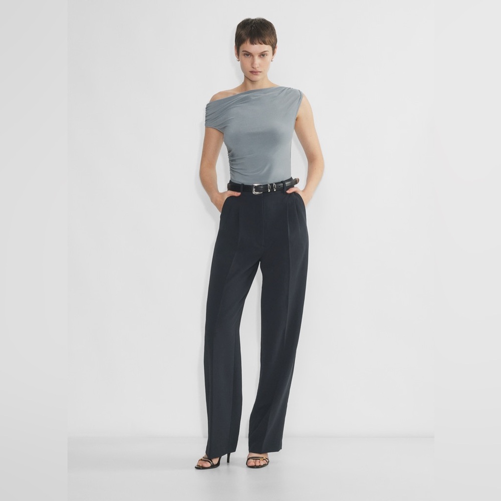 Aritzia Black Effortless trouser pants size 4 short